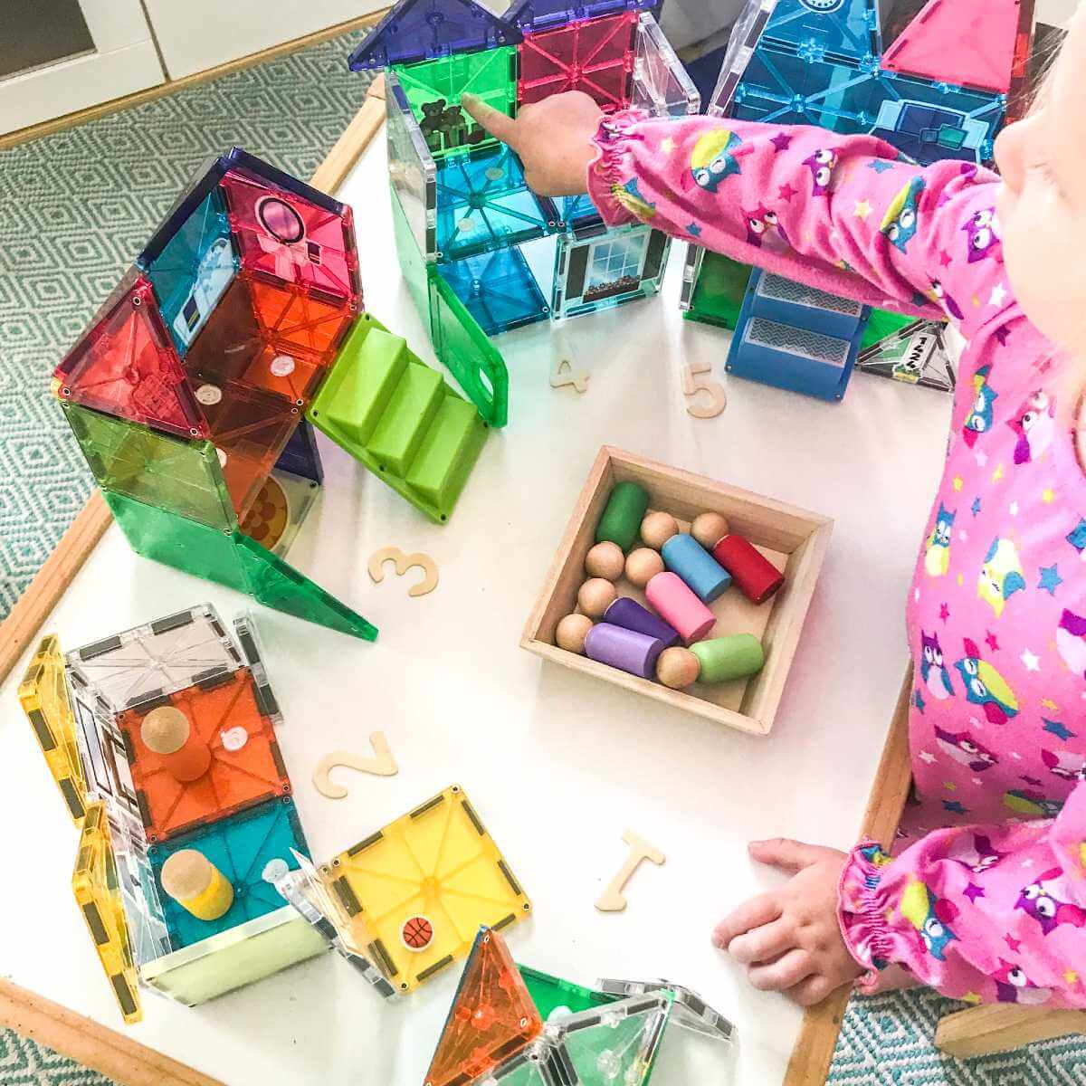 House play using Magna-Tiles
